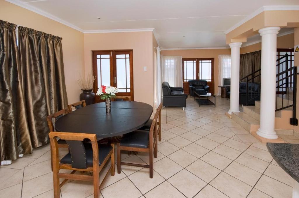 Dolphin Dance Lodge Port Elizabeth Exterior photo