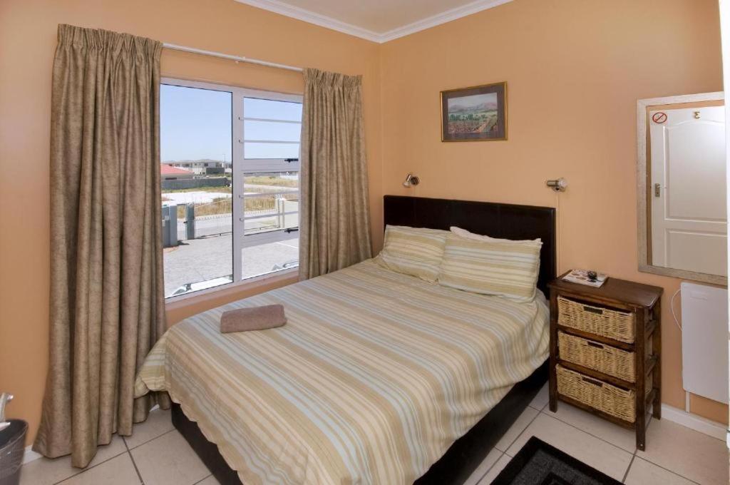 Dolphin Dance Lodge Port Elizabeth Exterior photo