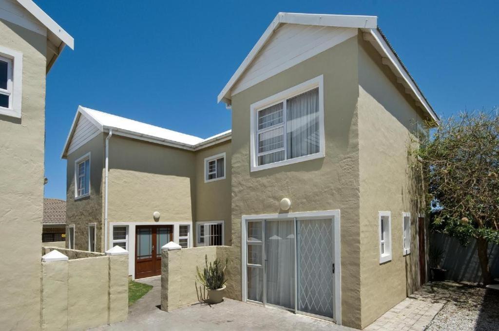 Dolphin Dance Lodge Port Elizabeth Exterior photo