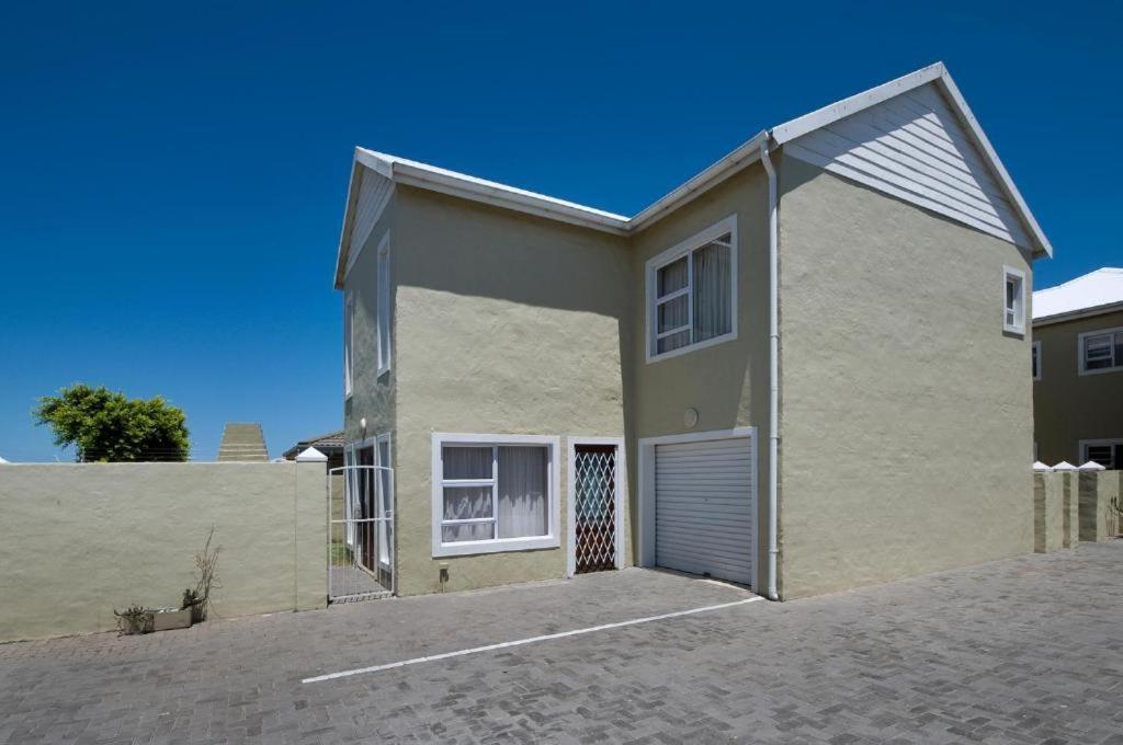 Dolphin Dance Lodge Port Elizabeth Exterior photo