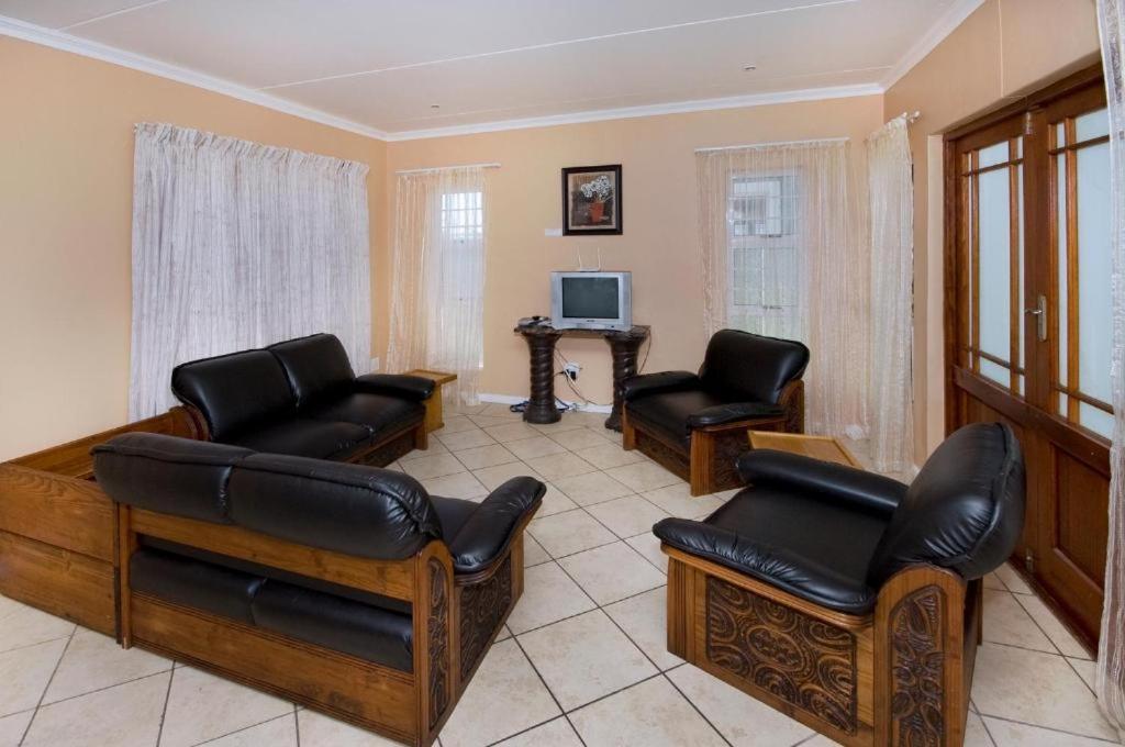 Dolphin Dance Lodge Port Elizabeth Exterior photo