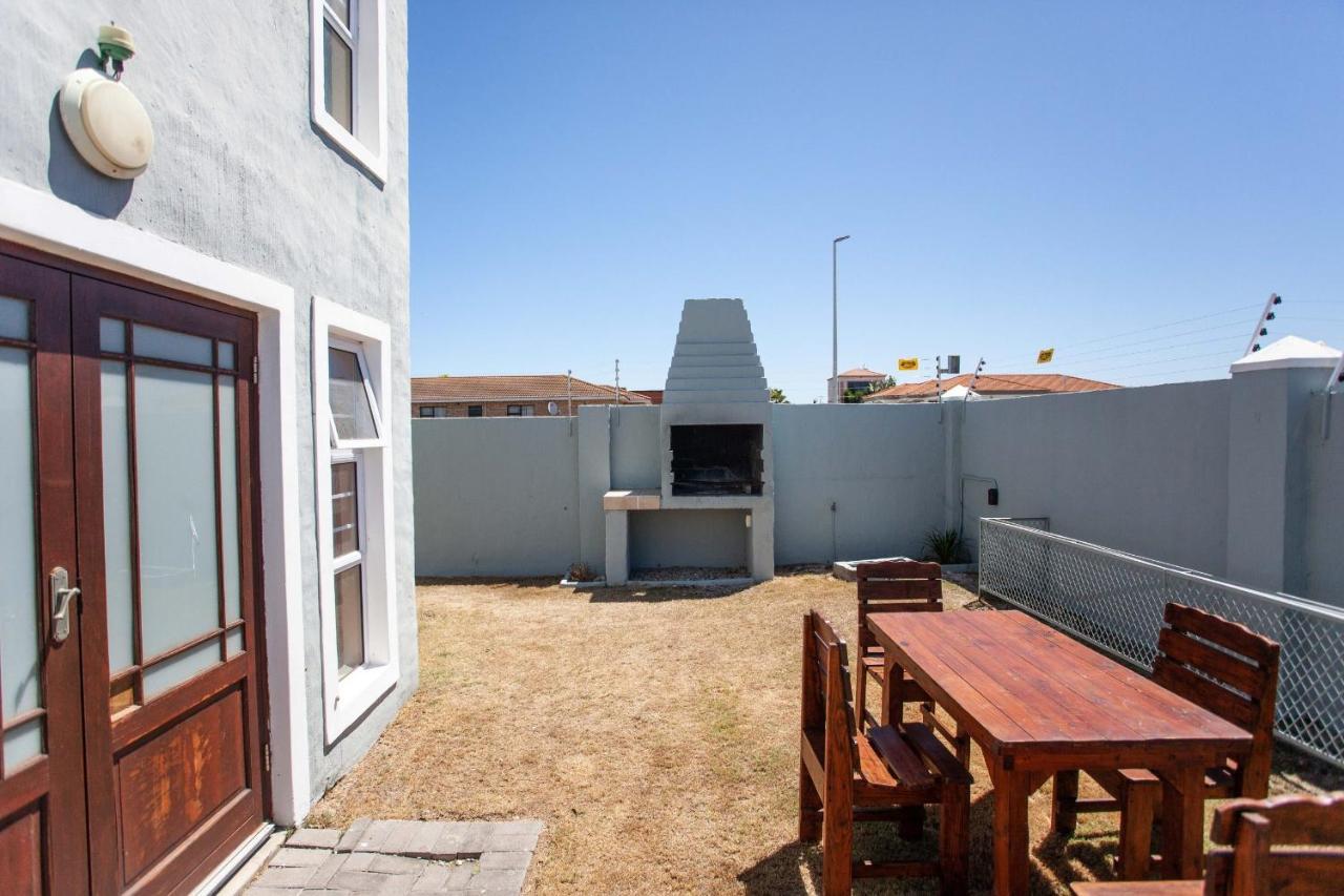Dolphin Dance Lodge Port Elizabeth Exterior photo