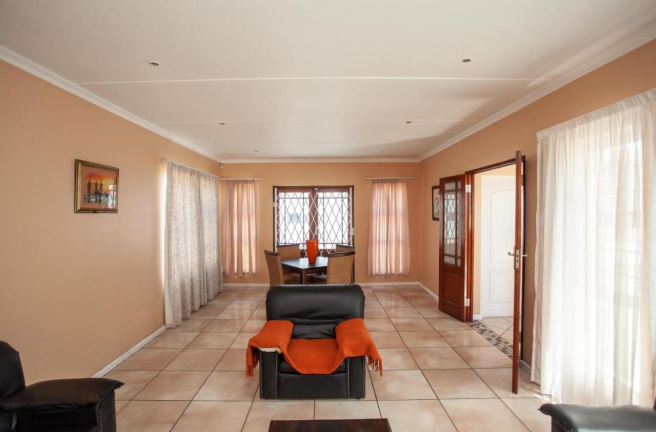 Dolphin Dance Lodge Port Elizabeth Exterior photo