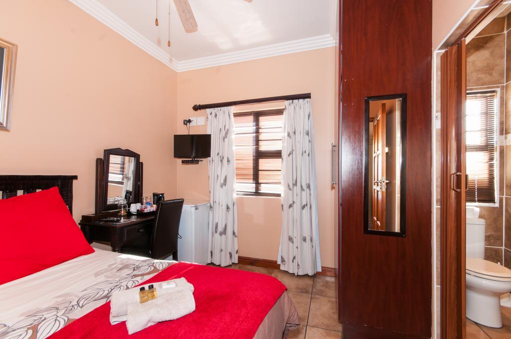 Dolphin Dance Lodge Port Elizabeth Exterior photo